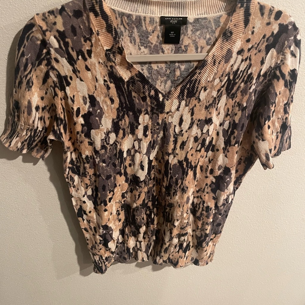 Ann‎ Taylor Multicolor Animal Print V-Neck Top Size Medium